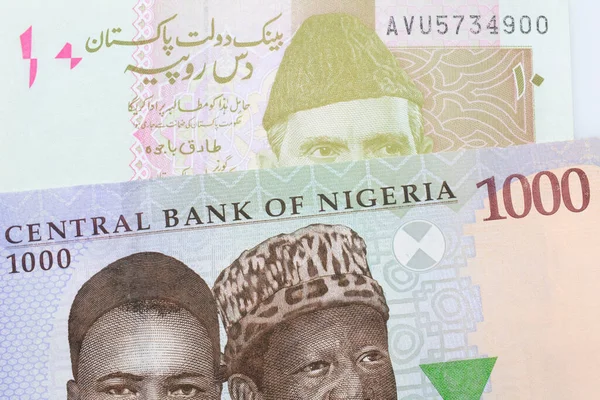 나이지리아에서 파란색 보라색 초록색으로 1000 나이르 지폐의 매크로 이미지와 파키스탄에서 — 스톡 사진
