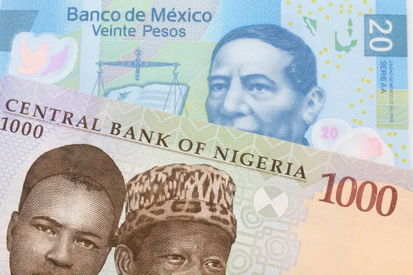 ナイジェリアの青 緑の1000ナイラ紙幣のマクロなイメージとメキシコのプラスチック製の20ペソ紙幣が組み合わさっている マクロでショットを閉じる — ストック写真
