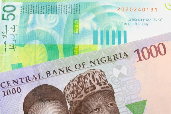 나이지리아 발행되는 푸른색 초록색 000 나이르 모양의 지폐가 이스라엘 지폐와 — 스톡 사진