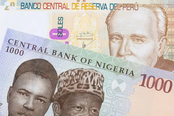 ナイジェリアの青 緑の1 000ナイラのノートのマクロ画像は ペルーの20ソル札とベージュを組み合わせています マクロでショットを閉じる — ストック写真