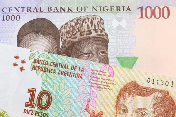 나이지리아 발행되는 푸른색 보라색 초록색 000 니이라 모양의 지폐와 아르헨티나 — 스톡 사진
