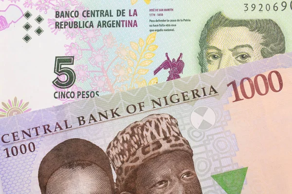 나이지리아 발행되는 푸른색 보라색 초록색 000 나이르 모양의 지폐와 아르헨티나 — 스톡 사진