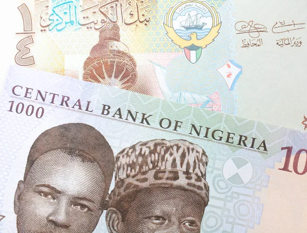 나이지리아 발행되는 푸른색 보라색 초록색 000 니이라 모양의 지폐가 쿠웨이트 — 스톡 사진