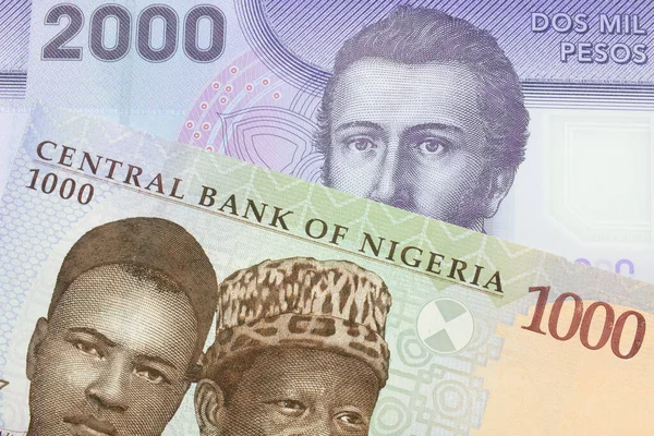 ナイジェリアの青 緑の1000ナイラのノートのマクロ画像は プラスチック2000チリペソの銀行券と対になっています マクロでショットを閉じる — ストック写真