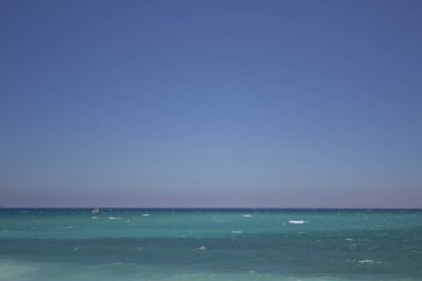 İspanya 'nın Alikante kenti yakınlarındaki Albir' de güzel bir İspanyol sahil ve denizinde, kartpostal, duvar kağıdı, kapak tasarımı, poster, takvim, reklam, broşür, yaz güneşli bir gün, sahilde hafta sonu.