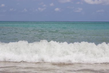 İspanya 'nın Alikante kenti yakınlarındaki Albir' de güzel bir İspanyol sahil ve denizinde, kartpostal, duvar kağıdı, kapak tasarımı, poster, takvim, reklam, broşür, yaz güneşli bir gün, sahilde hafta sonu.