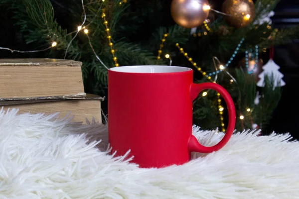 Blank Red Mug Christmas Tree Background Mat Tea Coffee Cup — Stock Photo, Image