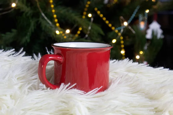 Leere Rote Tasse Mit Weihnachtsbaum Auf Hintergrund Tee Oder Kaffeetasse — Stockfoto