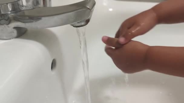 Liten Oigenkännlig Flicka Tvätta Händer Daglig Rutin Barn Hälsovård Coronavirus — Stockvideo