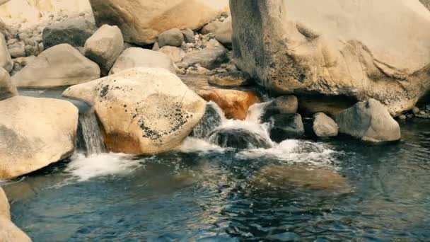 Skály Tekoucí Vodou Potoce Řeky Creek — Stock video