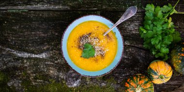 Balkabağı çorbası ahşap masa üzerinde sonbahar yemeği