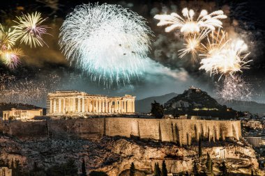 Atina, Akropolis ve Partenon, Attica, Yunanistan üzerine havai fişekler - Yeni Yıl kutlamaları