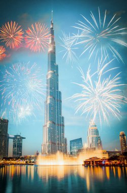 Burj Halife etrafında havai fişekler - Dubai, BAE 'de egzotik bir Yeni Yıl hedefi