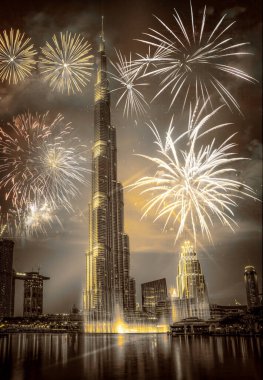 Burj Halife etrafında havai fişekler - Dubai, BAE 'de egzotik bir Yeni Yıl hedefi