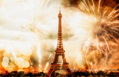 Paris 'te yeni yıl Eyfel Kulesi' nin etrafında havai fişekler