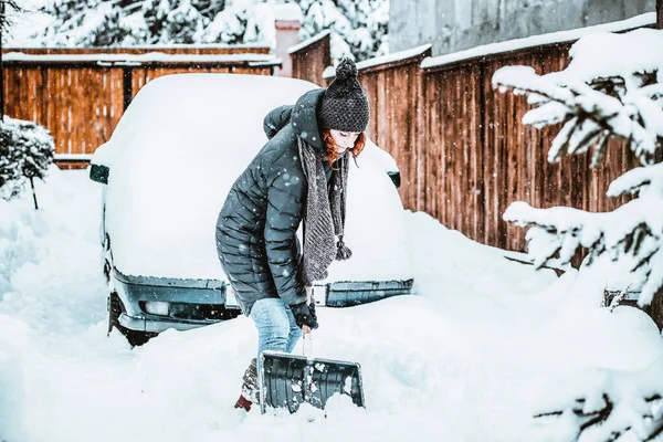 Женщина Лопатой Убирает Снег Вокруг Машины Зимняя Лопата Удаление Снега — стоковое фото