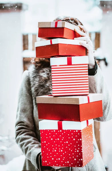 Mujer Regresando Casa Compras Sosteniendo Pila Cajas Regalo Navidad — Foto de Stock
