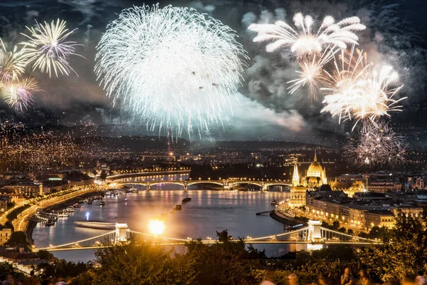 ハンガリー議会の周りの花火 ブダペスト — ストック写真