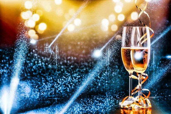 Due Bicchieri Champagne Luci Vacanza Celebrazione Anno Nuovo — Foto Stock