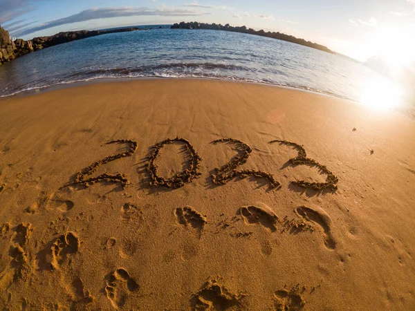 ビーチで黄金の砂で書かれた熱帯の新年2023 — ストック写真