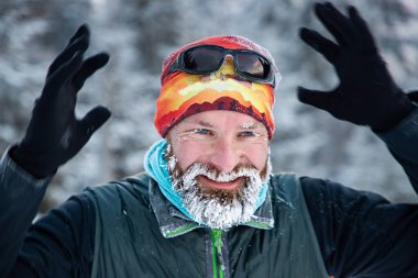 Kış manzarasında donmuş sakal eğitimi almış bir patika koşucusu.