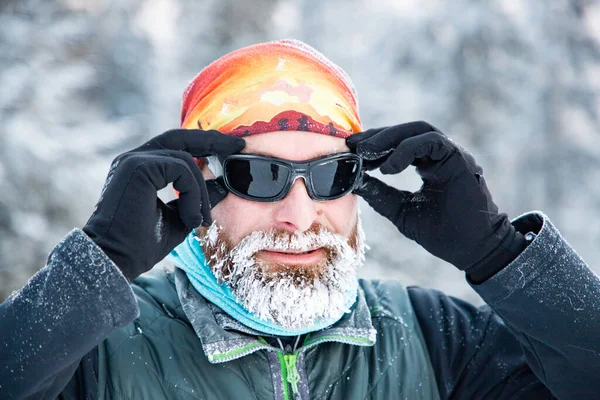 Trail Runner Con Allenamento Barba Congelata Nel Paesaggio Invernale — Foto Stock
