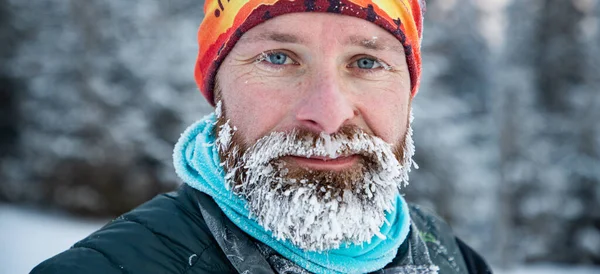冬の風景の中で凍った髭の訓練を受けたトレイルランナー — ストック写真