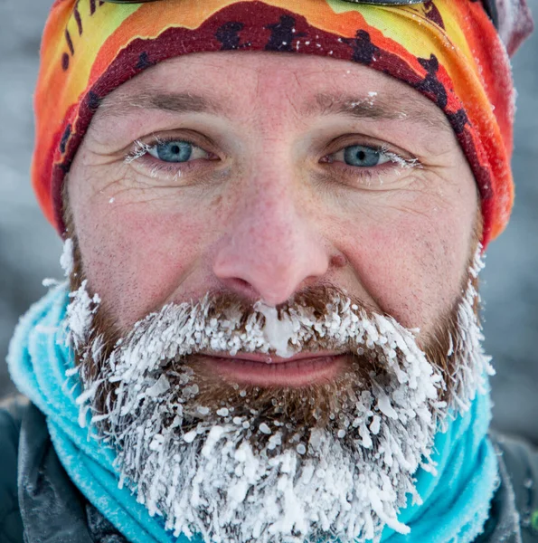 冬の風景の中で凍った髭の訓練を受けたトレイルランナー — ストック写真