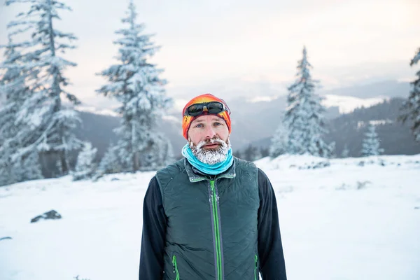 Kış Manzarasında Donmuş Sakal Eğitimi Almış Bir Patika Koşucusu — Stok fotoğraf