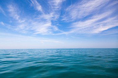 Tayland 'da uzun kuyruklu tekneleri olan güzel bir tropik plaj.