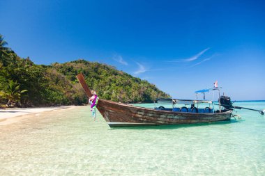 Tayland 'da uzun kuyruklu tekneleri olan güzel bir tropik plaj.