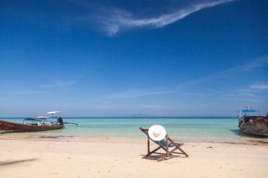 Tayland 'da uzun kuyruklu tekneleri olan güzel bir tropik plaj.