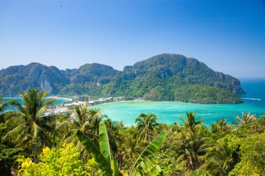 Koh Phi Tayland 'da güzel bir manzara.