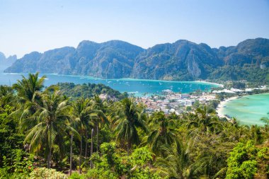 Koh Phi Tayland 'da güzel bir manzara.