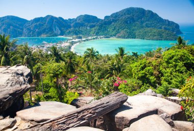 Koh Phi Tayland 'da güzel bir manzara.
