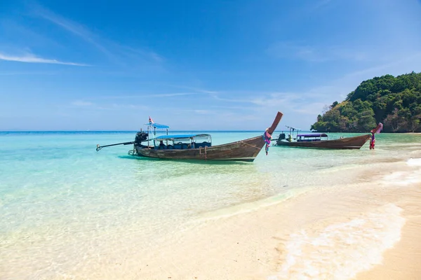 Bela Praia Tropical Tailândia Com Barcos Cauda Longa — Fotografia de Stock