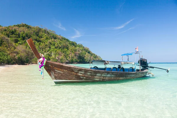 Красивый Тропический Пляж Таиланде Длиннохвостыми Лодками — стоковое фото