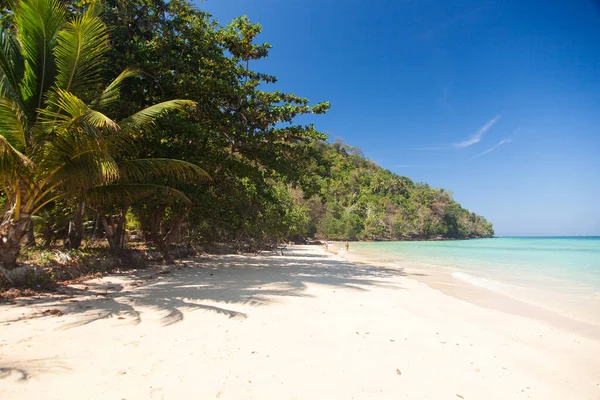 Bella Spiaggia Tropicale Thailandia Con Barche Longtail — Foto Stock