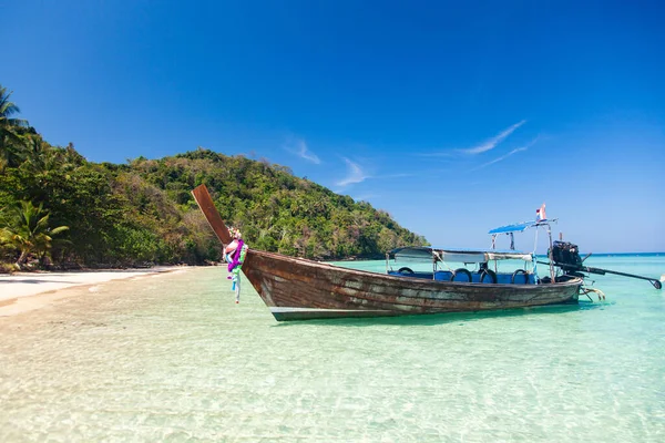 Прекрасний Тропічний Пляж Таїланді Довгими Човнами — стокове фото