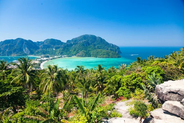 Koh Phi Tayland 'da güzel bir manzara.
