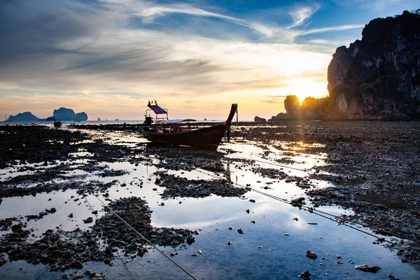 泰国美丽的热带海滩 有长尾船 — 图库照片