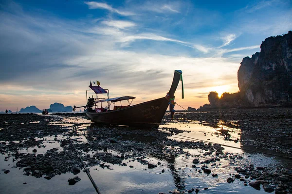 泰国美丽的热带海滩 有长尾船 — 图库照片
