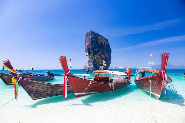 Wunderschöner Tropischer Strand Thailand Mit Langschwanzbooten — Stockfoto