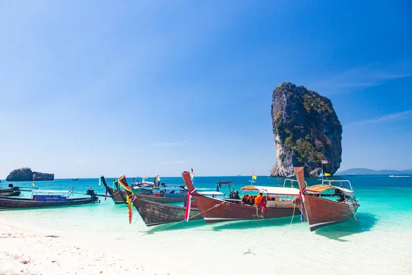 Hermosa Playa Tropical Tailandia Con Botes Cola Larga — Foto de Stock
