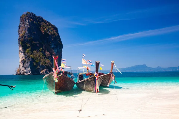 Vacker Tropisk Strand Thailand Med Longtail Båtar — Stockfoto