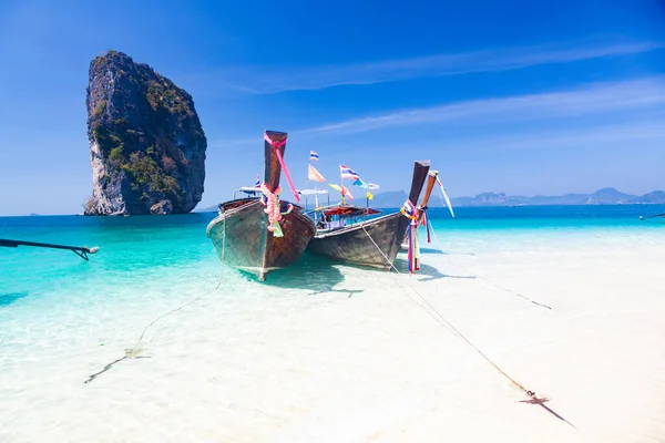 Vacker Tropisk Strand Thailand Med Longtail Båtar — Stockfoto