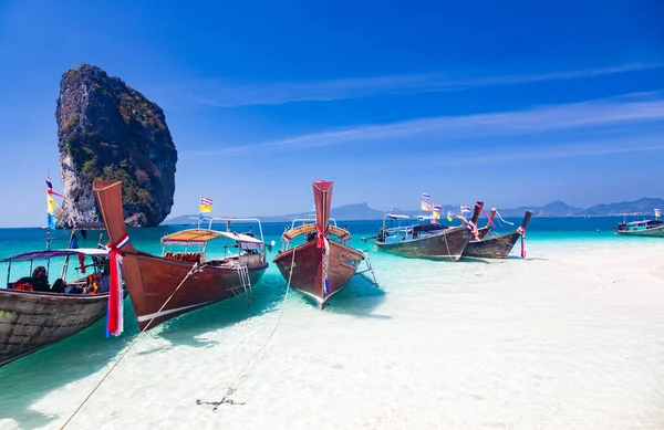 Piękna Plaża Tropikalna Tajlandii Długimi Łodziami — Zdjęcie stockowe