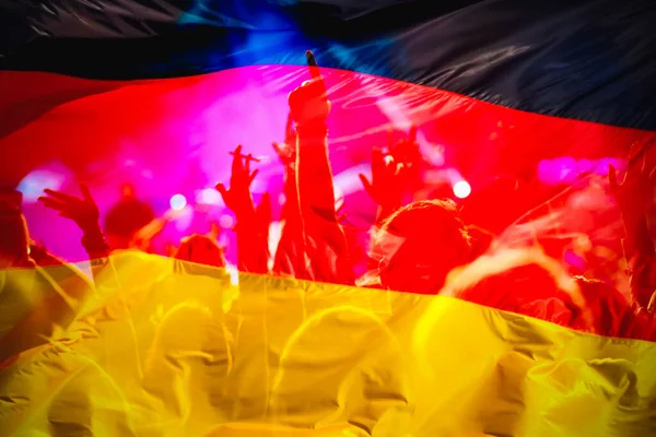 Football Fans Support Germany Πλήθος Πανηγυρίζει Στο Γήπεδο Υψωμένα Χέρια — Φωτογραφία Αρχείου