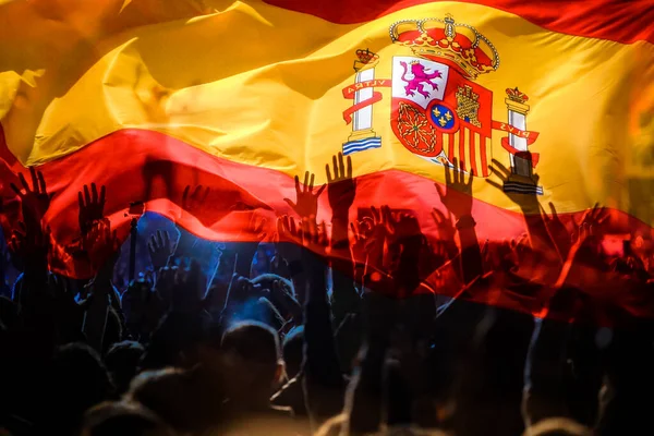 球迷们举手表决西班牙国旗 支持西班牙球迷在体育场庆祝胜利 — 图库照片