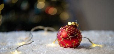 Karda kırmızı Noel biblo